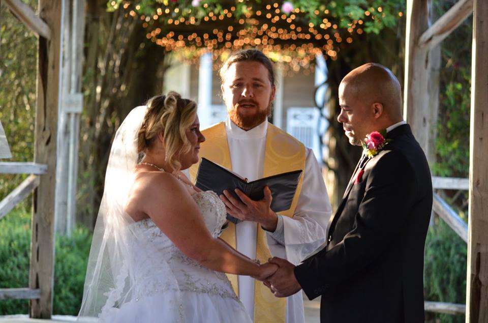 Looking for a Wedding Officiant? 5 Great Tips to Help You Find the Right One